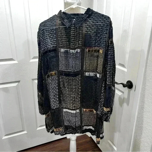 Chicos Design button down silk blend sheer blouse embossed abstract design - Picture 2 of 7